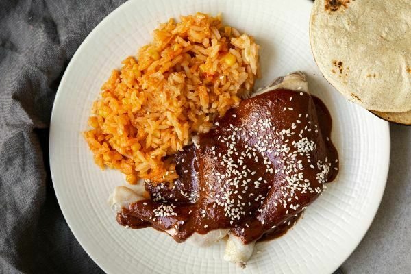 mole poblano con ajonjolí